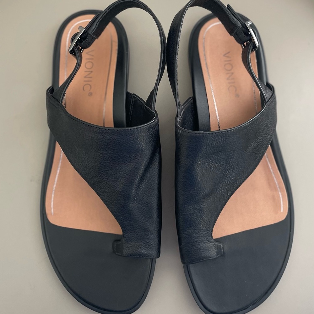 Vionic Black Leather Sandals Slingback Toe Loop Comfort Flat Size 7.5